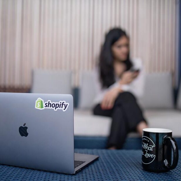 chica-shopify-laptop